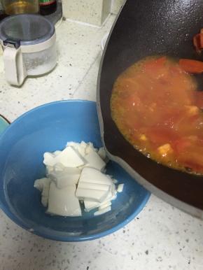 将熬好的西红柿汁倒入豆腐上