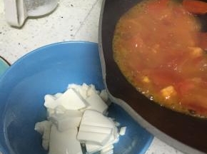 将熬好的西红柿汁倒入豆腐上