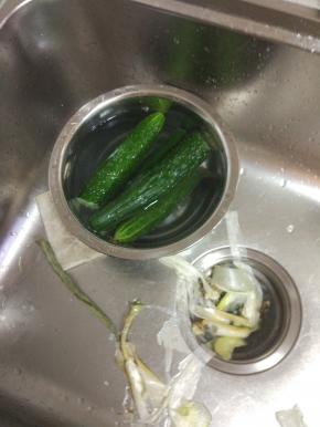 黄瓜洗干净，在清水中泡个十分钟，这样黄瓜更脆