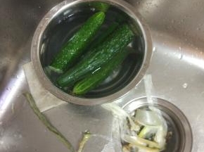 黄瓜洗干净，在清水中泡个十分钟，这样黄瓜更脆