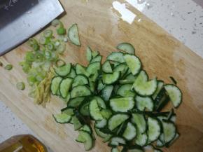 泡好的黄瓜切片，葱姜切碎备用