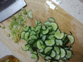 泡好的黄瓜切片，葱姜切碎备用