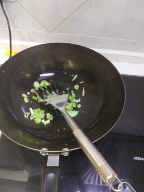 锅内放油放入葱姜爆香