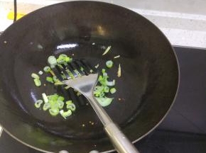 锅内放油放入葱姜爆香