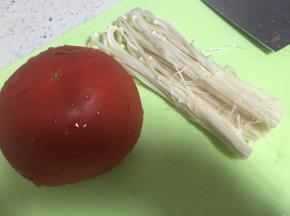 准备好西红柿和金针菇