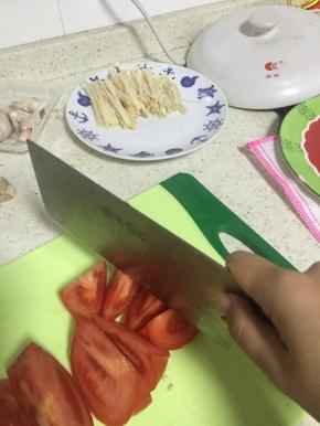西红柿洗干净，最好可以开水去皮，切成块，金针菇撕开切段