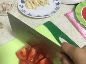 西红柿洗干净，最好可以开水去皮，切成块，金针菇撕开切段