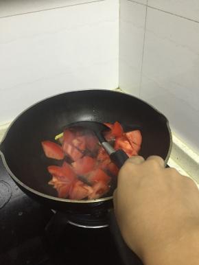 倒入西红柿块，翻炒3分钟