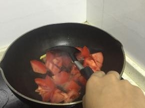 倒入西红柿块，翻炒3分钟