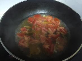 然后倒入水，煮3分钟，至西红柿烂掉