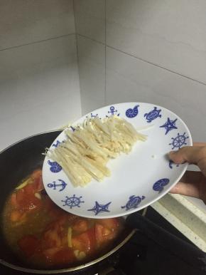 加入金针菇段，翻炒大约3-5分钟