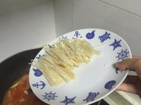 加入金针菇段，翻炒大约3-5分钟