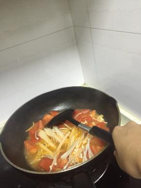 加入少许料酒，鲜酱油，少许盐