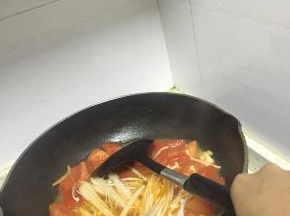 加入少许料酒，鲜酱油，少许盐