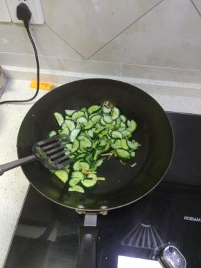 加入黄瓜片进行翻炒
