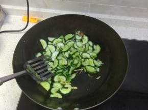 加入黄瓜片进行翻炒
