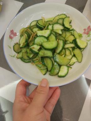 放入适量的盐、酱油、醋进行调味，拌匀之后关火出锅