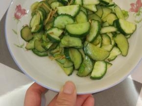 放入适量的盐、酱油、醋进行调味，拌匀之后关火出锅