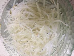准备好银鱼干，泡水1小时