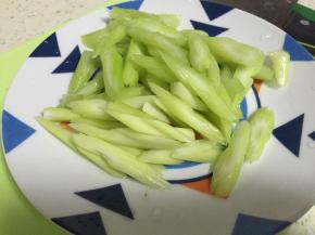 把西芹洗干净，切成箭头状