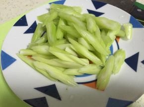 把西芹洗干净，切成箭头状