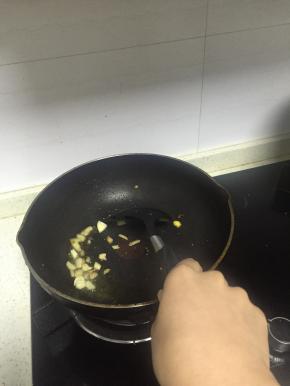 锅里倒入橄榄油，加热，倒入葱姜蒜爆香