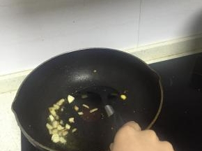 锅里倒入橄榄油，加热，倒入葱姜蒜爆香