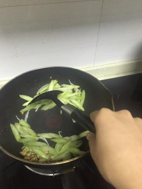 再加西芹，翻炒1-2分钟