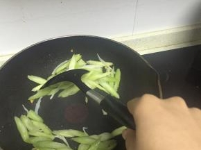 再加西芹，翻炒1-2分钟