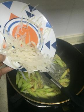 倒入银鱼，翻炒1-2分钟