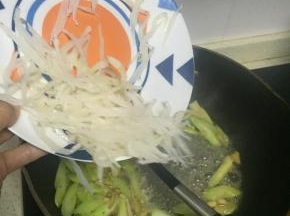 倒入银鱼，翻炒1-2分钟