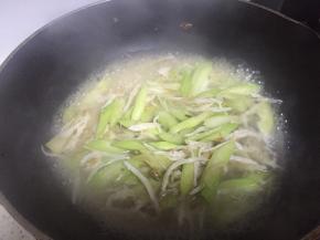 加入水煮3-5分钟，汤汁变白