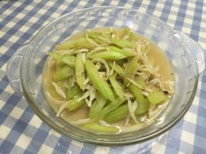 依次加入适量鲜酱油、料酒、搅拌均匀，收汁后即可出锅