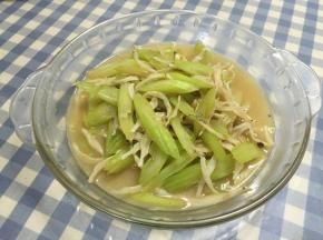 依次加入适量鲜酱油、料酒、搅拌均匀，收汁后即可出锅
