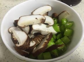 切好配料香菇、洋葱、杭椒等