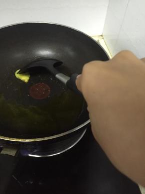 倒入少量的油，用一个姜片刷锅，防止鱼皮粘锅上