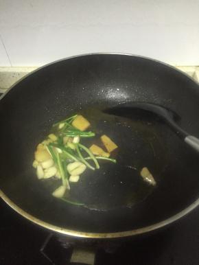 炒锅倒入少量油，烧热后加葱姜段炒香