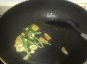 炒锅倒入少量油，烧热后加葱姜段炒香