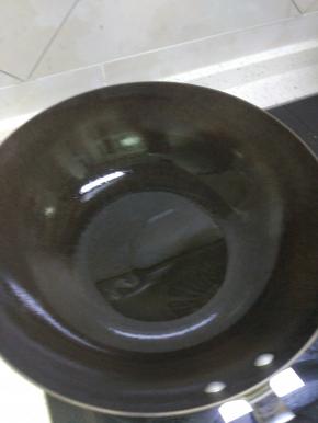 锅内放油放入葱姜蒜爆香