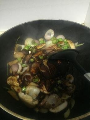 加入香菇、洋葱、杭椒等配料翻炒