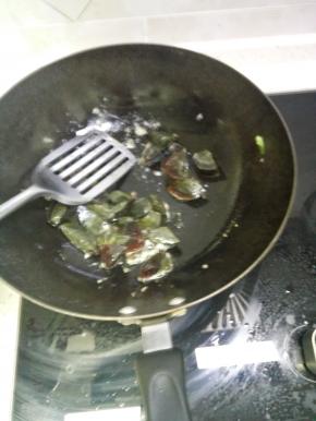 加入松花蛋进行翻炒