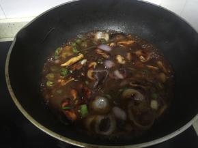 加入海鲜酱、少许盐，继续翻炒