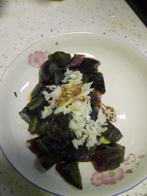 放入适量的盐、酱油、醋进行调味，拌匀之后关火出锅