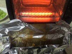 加入少量的水，烤箱180度预热5分钟，汁出后出锅，淋在被锡纸包好的鱼上面即可