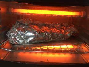 把鱼用锡纸包起来，放入烤箱，200度，烤20分钟。