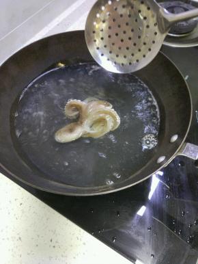 买回来的鱿鱼放进适量的面粉搓洗干净，锅内放水烧开，鱿鱼焯水五秒捞出,