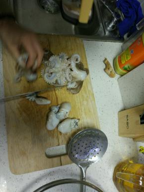 焯水之后的鱿鱼切碎