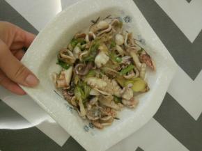 放入适量的盐、酱油、醋进行调味，拌匀之后关火出锅