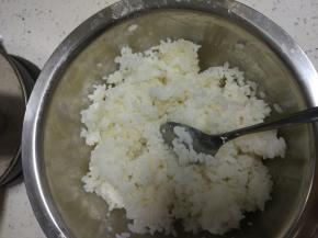 适量的大米饭，用勺子压散