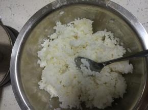 适量的大米饭，用勺子压散